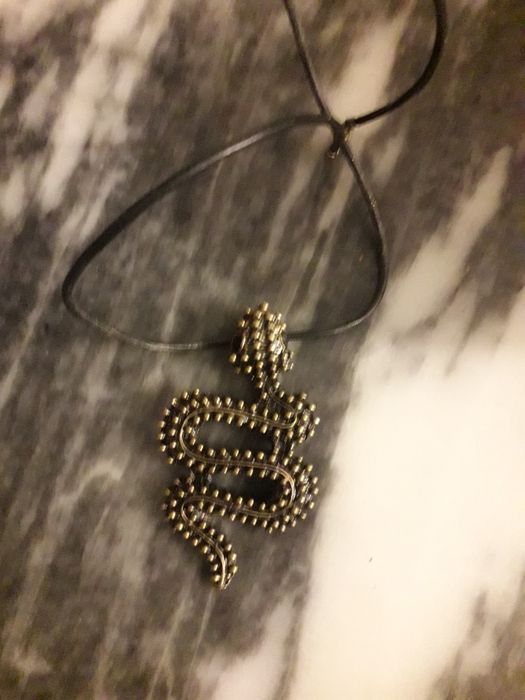 Colar pingente cobra em metal