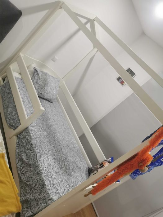 Cama em formato de casa sem colchão em madeira maciça feita a mão