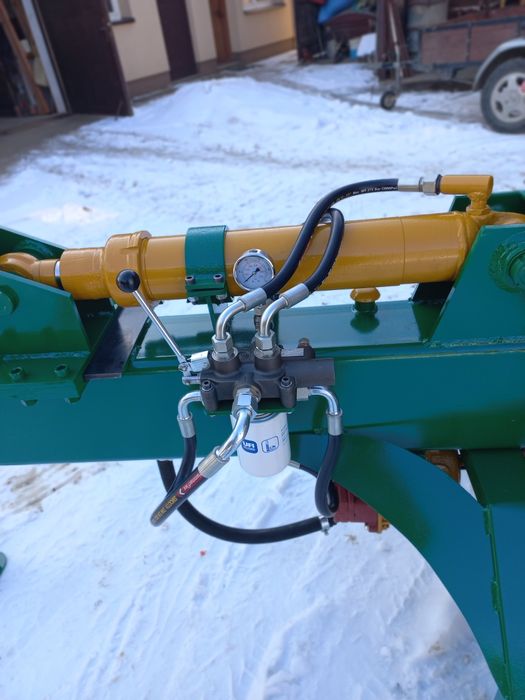 Łuparka hydrauliczna do drewna napędzana  z wom traktora