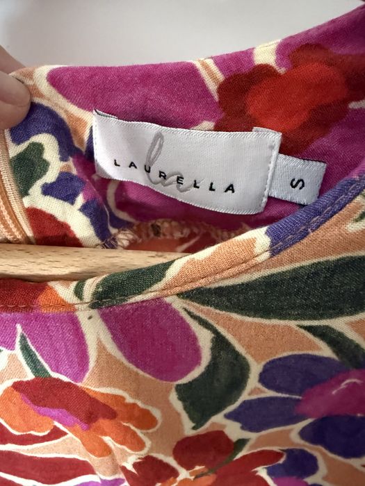 Sukienka w kwiaty Laurella S