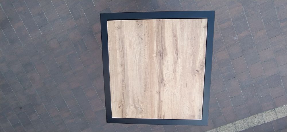 Stolik kawowy łamiący prawa fizyki