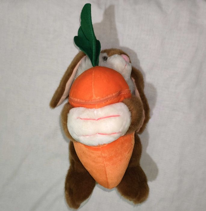 Maskotka Królik Króliczek z marchewką 45 cm