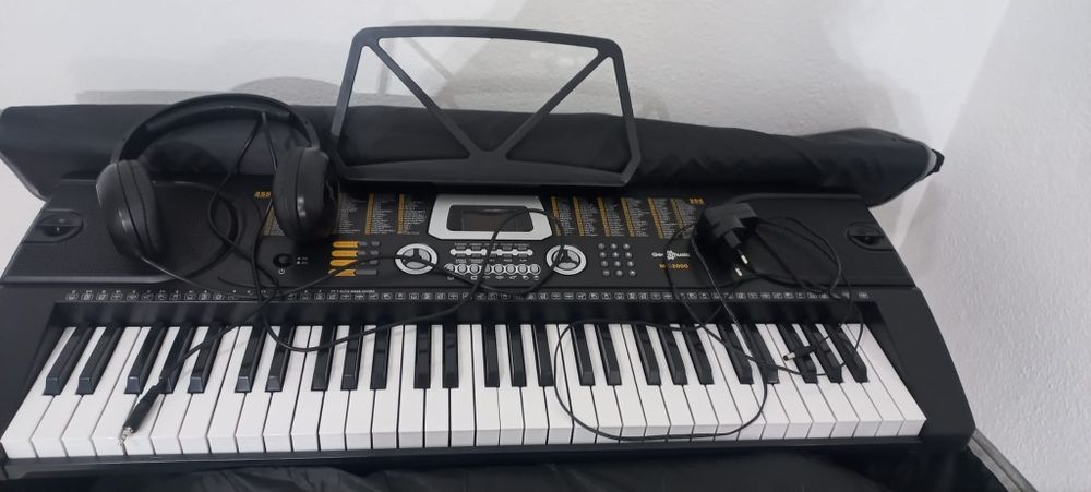 Teclado musical com banco
