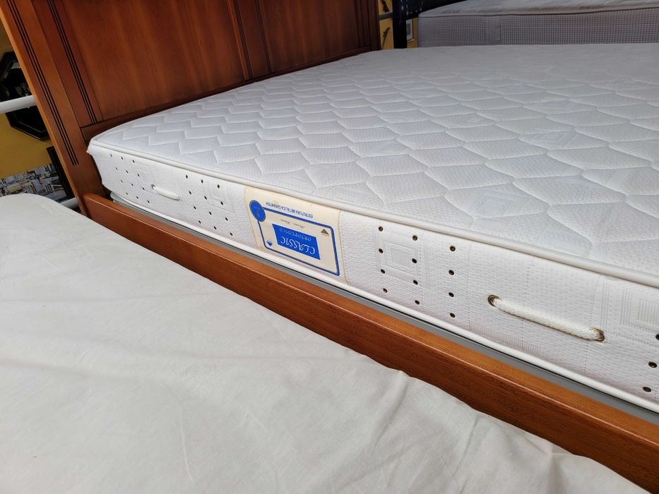 Excelente cama em madeira maciça com estrado e colchão - ópti