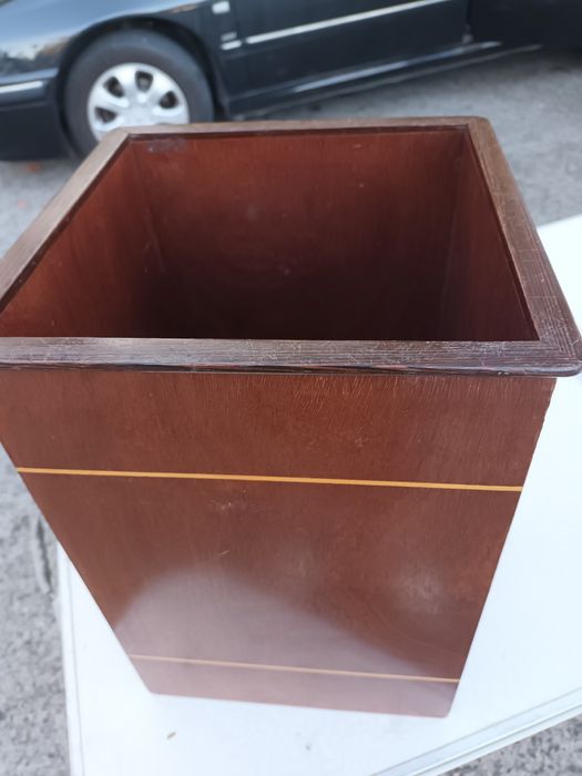 Papeleira em madeira com embutidos