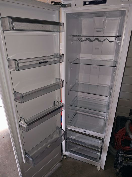 Lodówka do zabudowy SHARP SJ-L2300E00X-EU 300L A++
