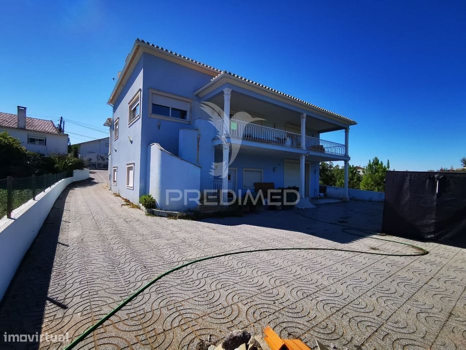 Luxuosa Moradia T4 em Vales, Tomar