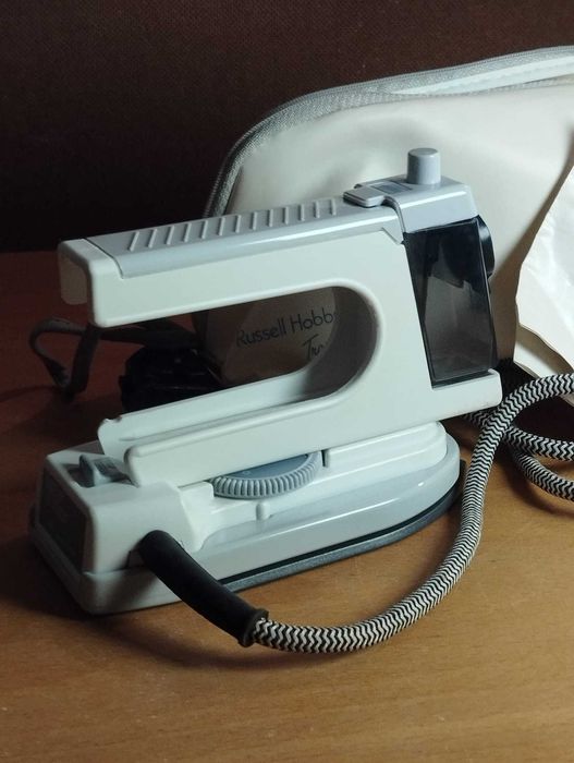 Ferro Engomar de Viagem Russell Hobbs