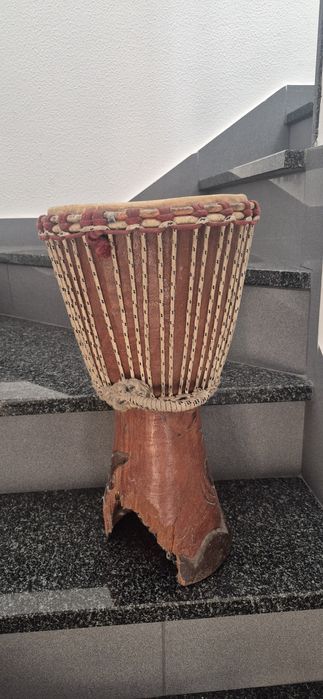 Vendo 2 djambés um deles tem a base partida