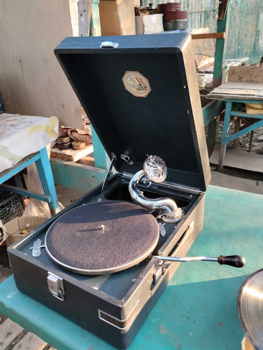 Патефони .Розпродаю частину колекції.всі в доброму стані.