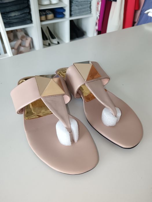 Pudrowo różowe skórzane japonki