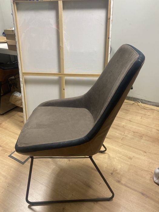 Cadeiras novas com pés em  metal preto