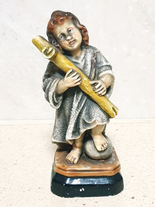 Pequena amorosa figura Menino Jesus com a cruz em cerâmica portuguesa