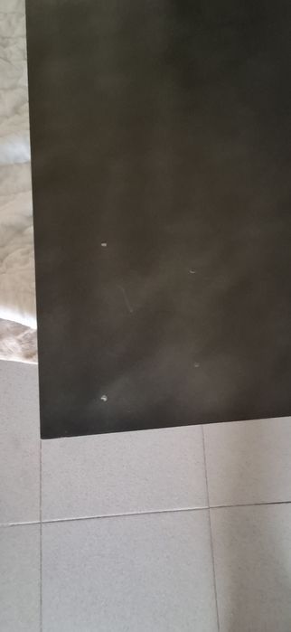 Meja de jantar em metal e madeira