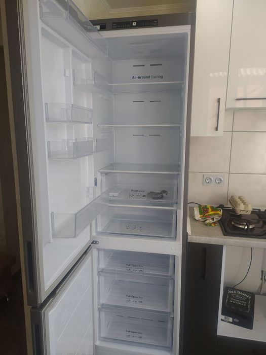 Холодильник Самсунг 185см. Был в использовании 3 месяца.