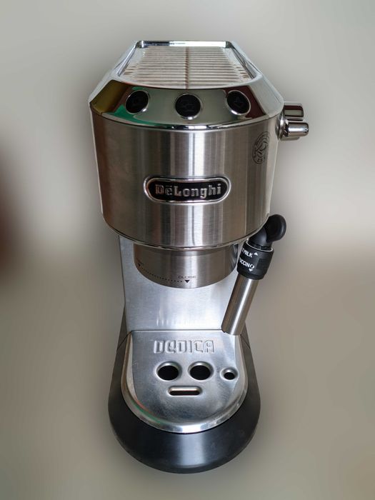 Ріжкова кавоварка DeLonghi EC 685 M Dedica
