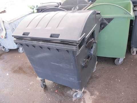 Uszkodzone pojemniki na odpady 1100l niemieckie kosze na śmieci