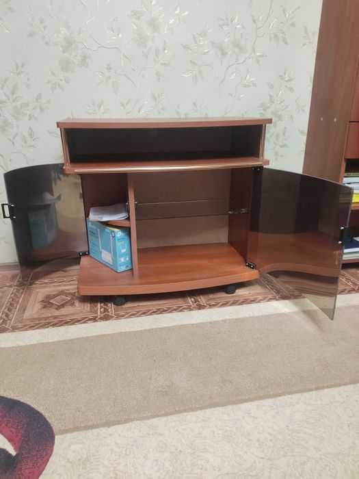 Продаю телевизионную тумбу