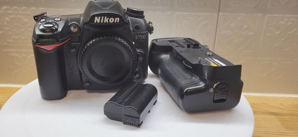 Nikon D7000 z gripem + 2 baterie