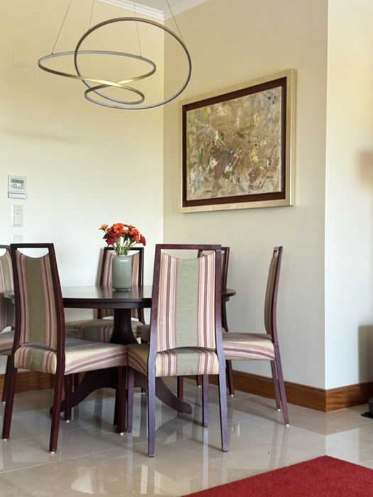 Mesa com 6 cadeiras