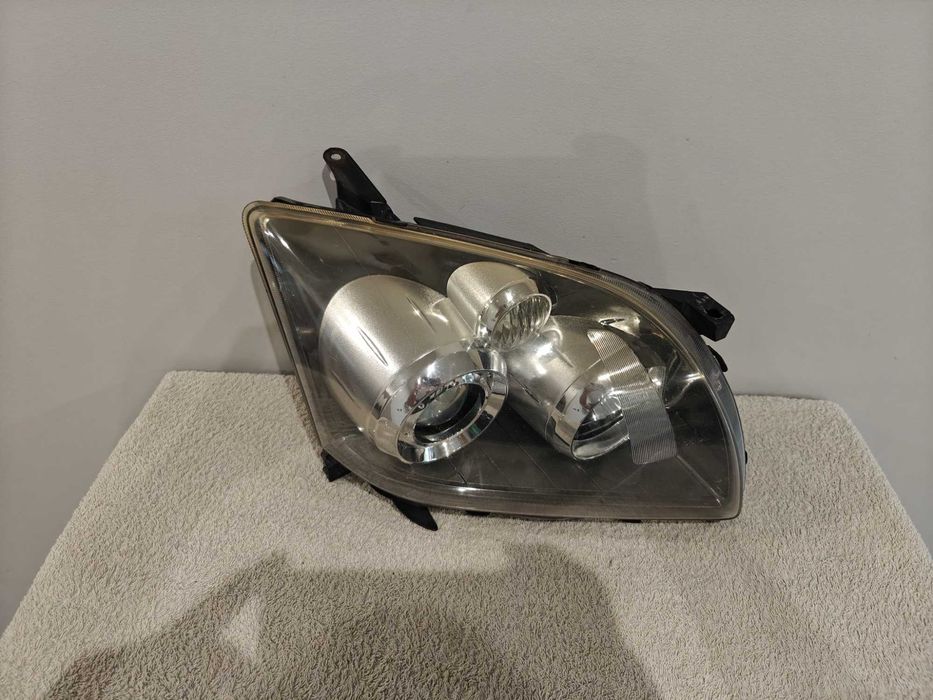 Lampa Prawy Przód Toyota Avensis II Generacji T25 EUROPA