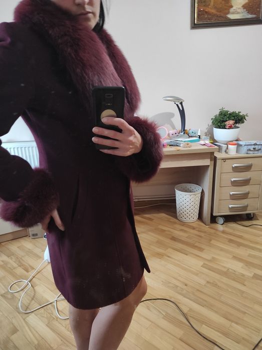 Кашемірове пальто із песцевим коміром та рукавами.