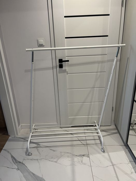 Wieszak na ubrania bialy Rigga Ikea na kółkach
