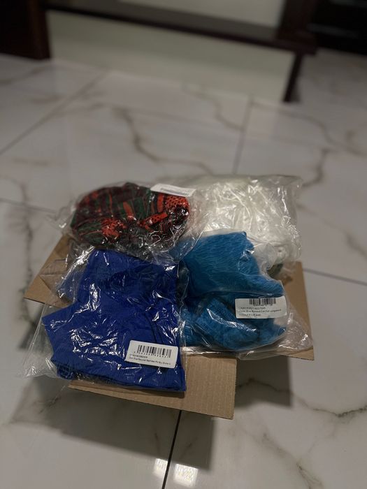 Box z nowymi damskimi rzeczami marki Prettylittlething.