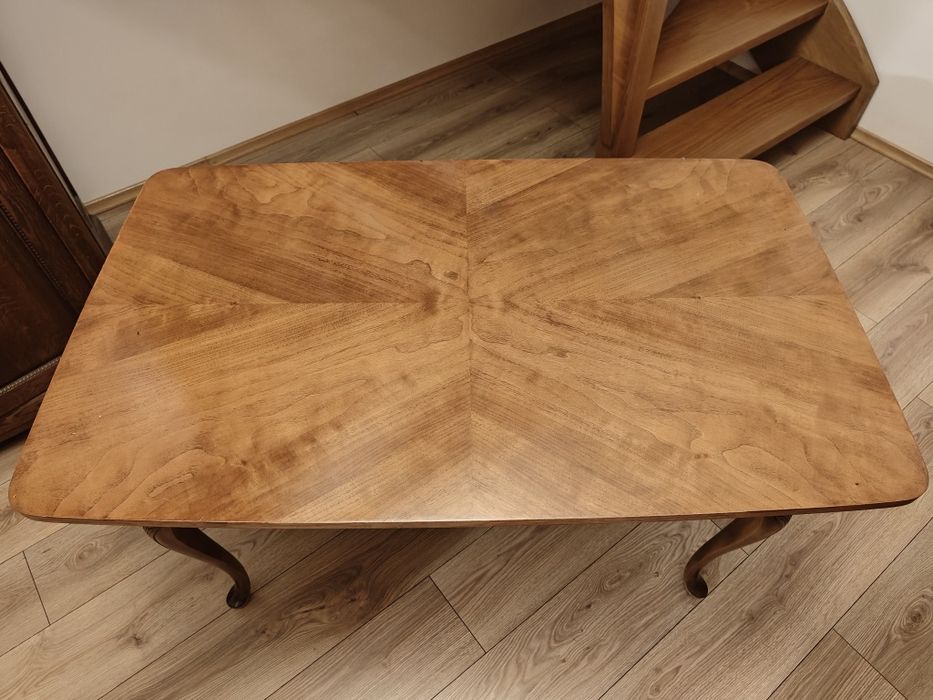 Stylowy drewniany stół – klasyczny, solidny