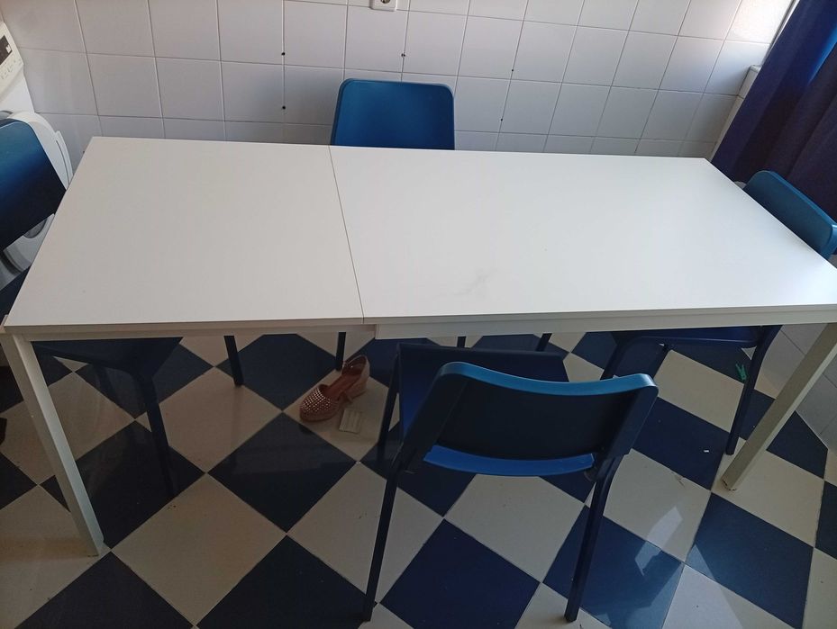 Mesa e cadeiras à venda