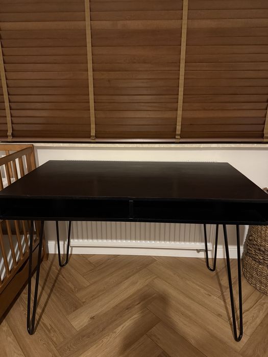 Biurko Westwing Tova + krzesło JYSK RISSKOV