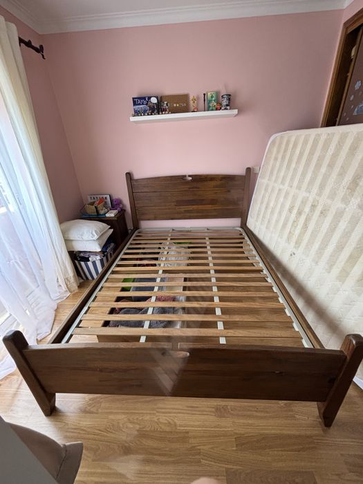 Cama de madeira de pinho maçico