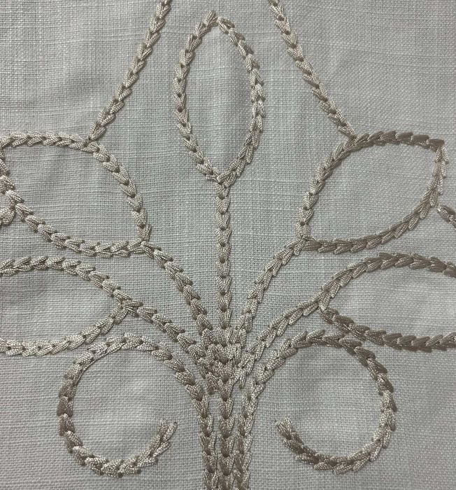 Toalha de mesa em linho, bordada, aplicação renda toda a sua extensão