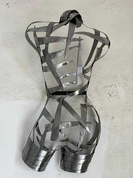 Corpos mulher em metal reciclado