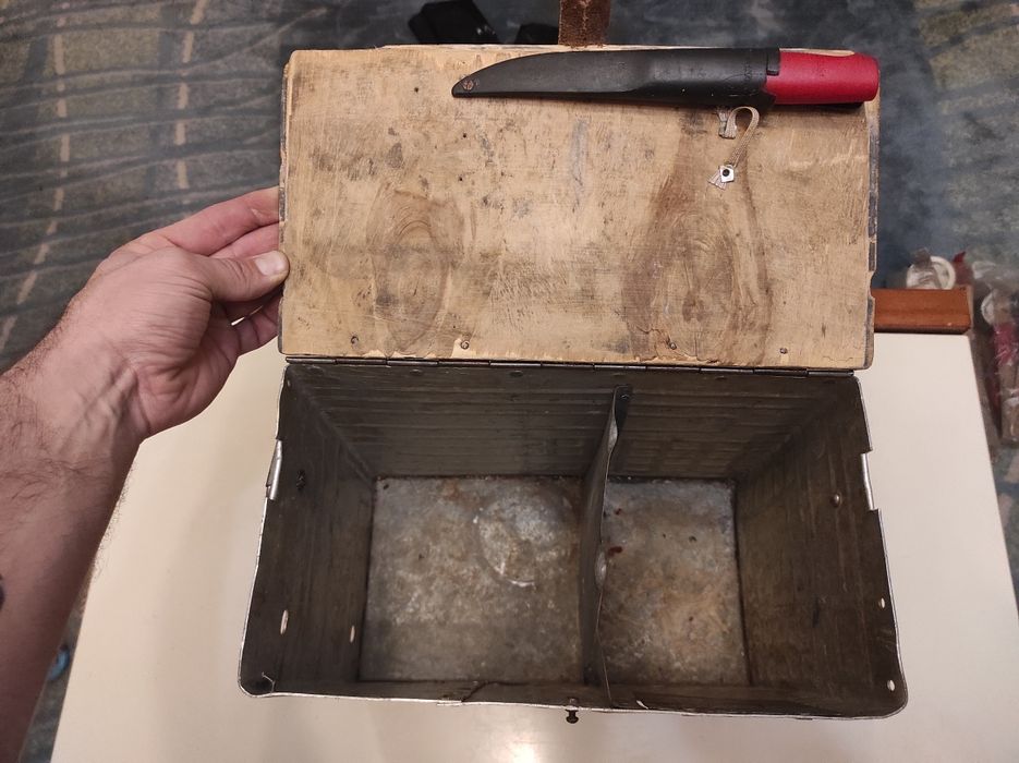 Снасті та ящик для зимової риболовлі