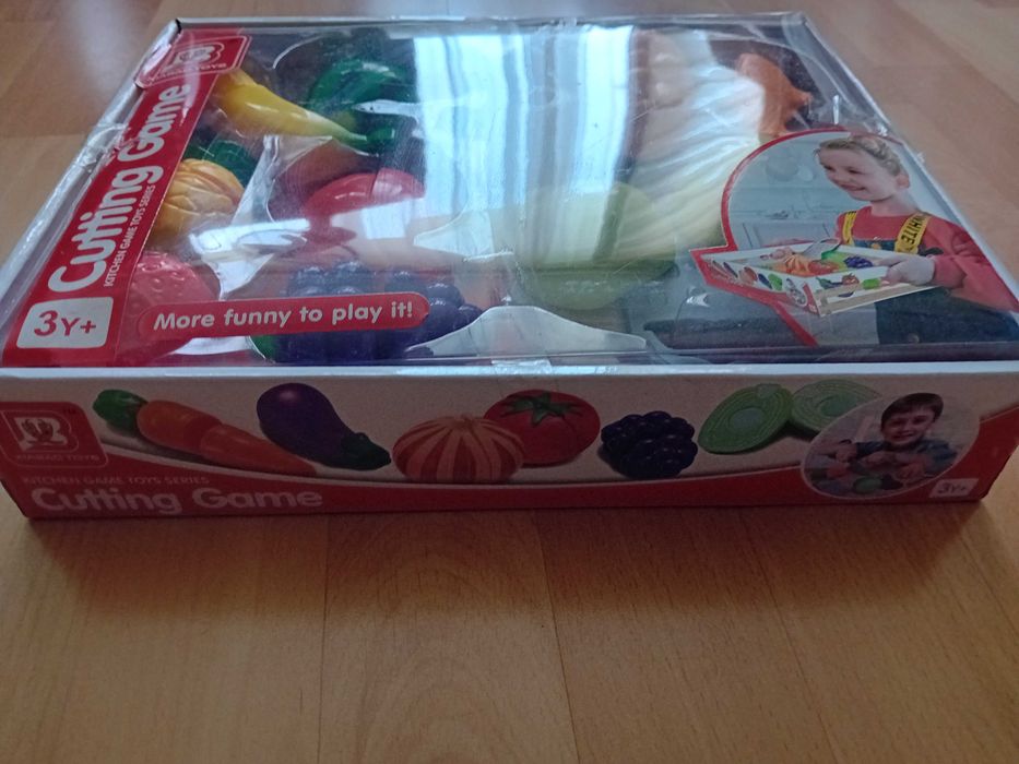 Zabawka kasa fiskslna i zestaw owocow z akcesoriami do zabawy w sklep.