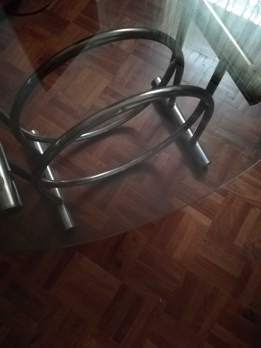 Mesa de centro oval em vidro e metal