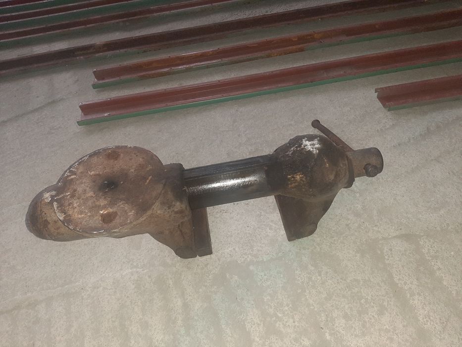 Тиски. Лещата великі 29кг.