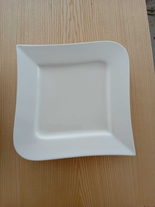 Białe talerze Ambition Fala