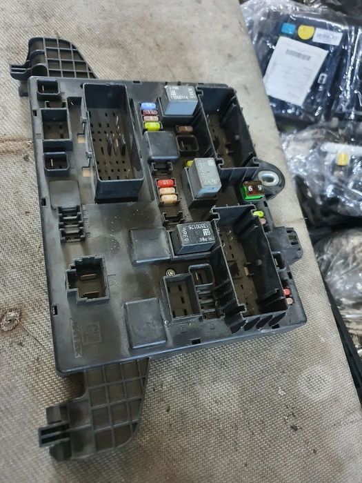CAIXA DE FUSIVEIS BSI OPEL ASTRA J / 365927271