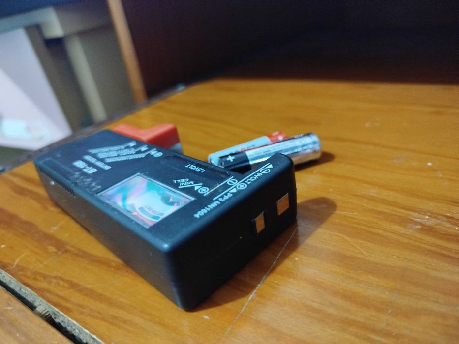 Medidor de carga das pilhas, compatível com vários formatos de pilhas