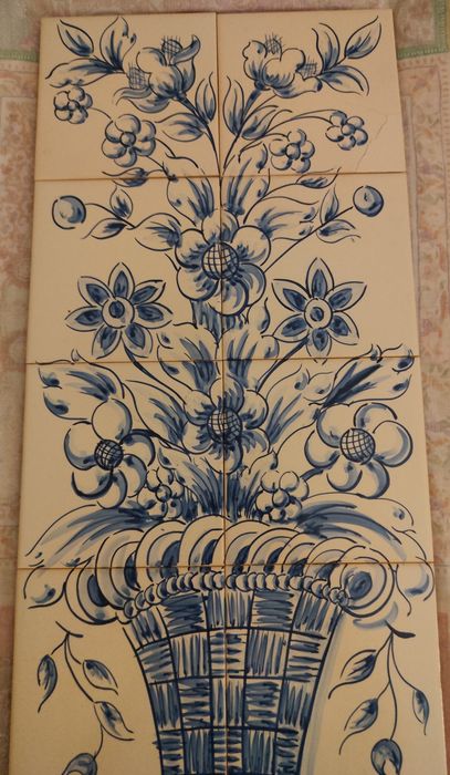 Painel de azulejos tradicionais portugueses, pintados á mão, assinado pela autora