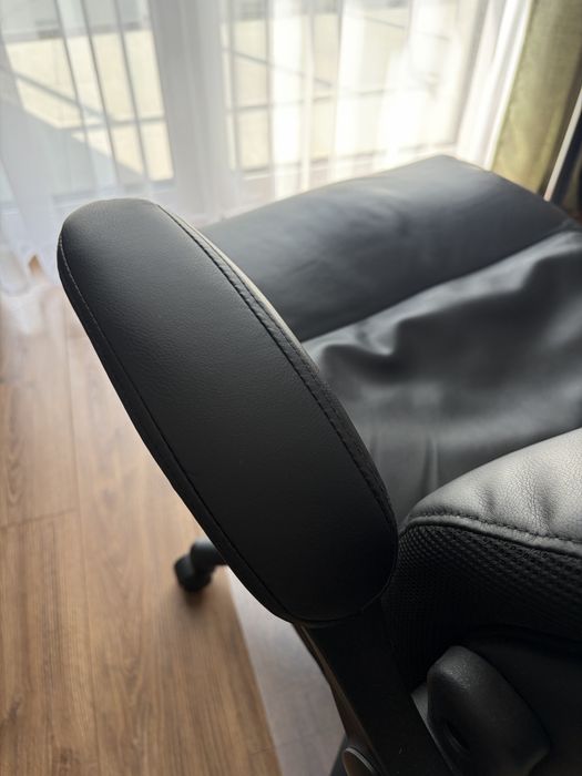 Fotel biurowy w stanie idealnym