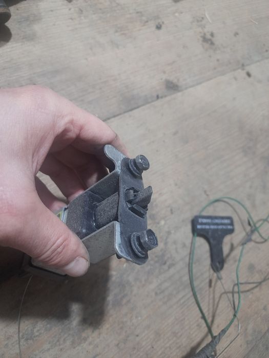 Штовхач толкатель відкривання лючка бензобака Кіа Каренс 95720-1000