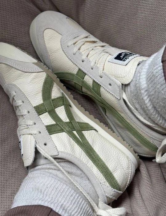 Кросівки Asics.