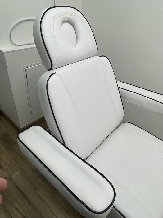 Косметологічна електрична кушетка Calissimo Liam 3 двигуна біла