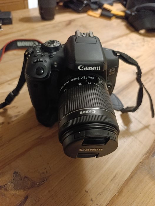 Canon EOS 750D + 18-55mm + Grip + 2 Baterias