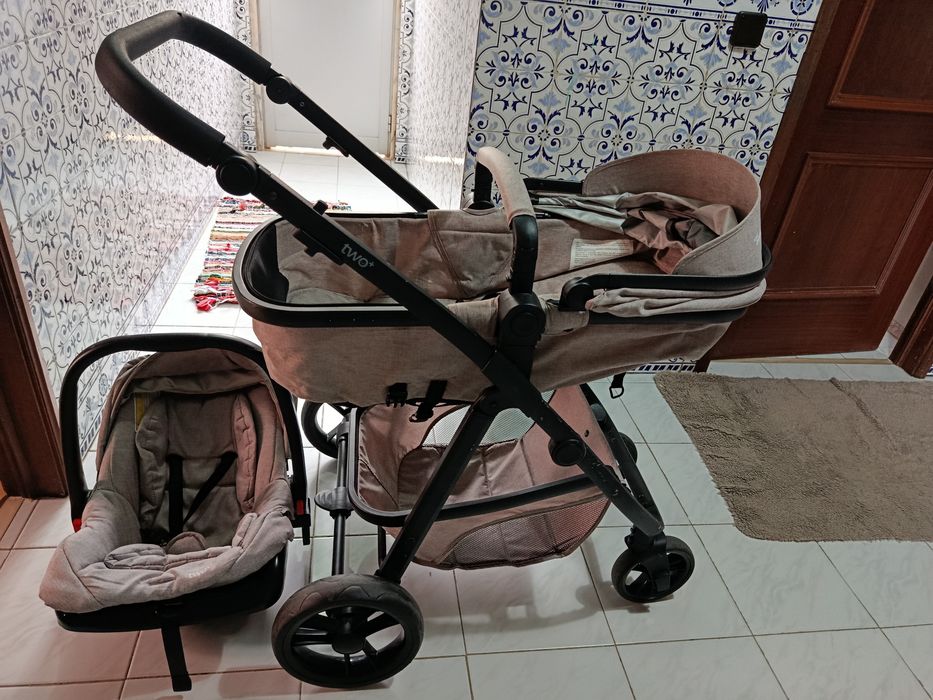 Carrinho de bebê assalvo. Conjunto completo