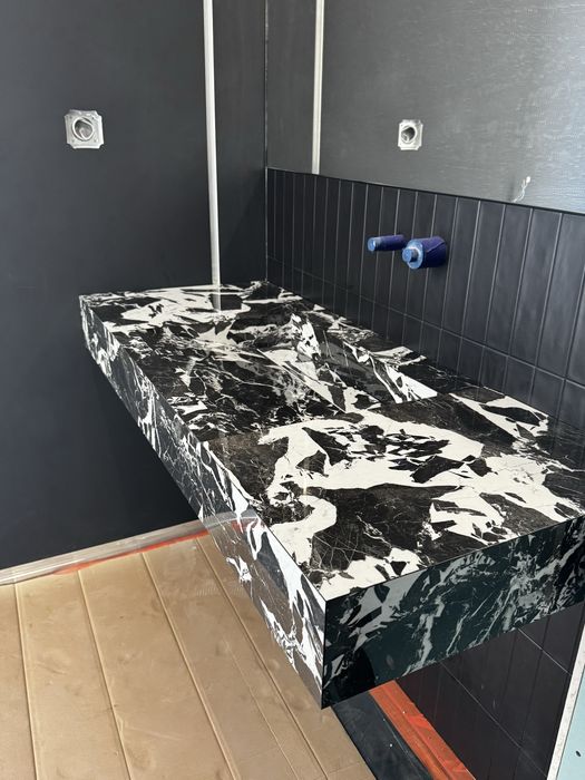 Łazienki, układanie płytek, kamienia, parapety, kominki.