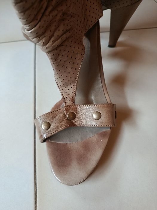 Sandália bege pele